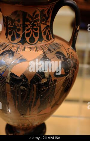 Attic Black Figure Neck Amphora zeigt das Bild des Urteils von Paris.Made in Orvieto.Italien ca. 525-510 v. Chr. Ausstellung im Penn Museum.Philadelphia.US Stockfoto