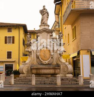 Der historische Brunnen Fontana del Mose aus dem 17th. Jahrhundert in der Kleinstadt Arco an der nördlichen Gardaebene, Trentino-Südtirol, Italien Stockfoto