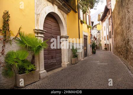 Eine ruhige Straße im Winter in der kleinen Stadt Arco an der nördlichen Gardaebene, Trentino-Südtirol, Italien Stockfoto