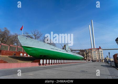 Blick auf das U-Boot-Museum und die Seilbrücke Zolotoy über die Meerenge des Goldenen Horns, Wladiwostok, die Primorski-Region, Russland. Stockfoto
