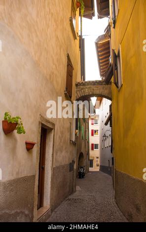 Eine ruhige Straße im Winter in der kleinen Stadt Arco an der nördlichen Gardaebene, Trentino-Südtirol, Italien Stockfoto