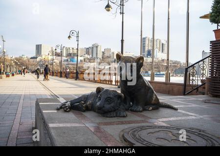 Bronzestatue für Amur-Tiger-Jungen an der Stadtpromenade am Ufer der Amur-Bucht, Wladiwostok, Primorsky-Region, Russland. Stockfoto