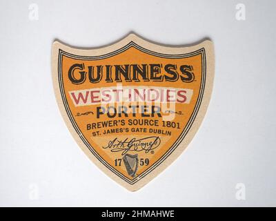 DUBLIN, IRLAND - 06. FEBRUAR 2022: Beermat des irischen Bieres Guinness West Indies porter Stockfoto