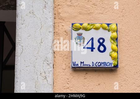 Limone sul Garda, Italien - Dez 24 2021. Die markanten Straßenschilder in Limone sul Garda am Nordostufer des Gardasees, Provinz Brescia, Lombardei Stockfoto