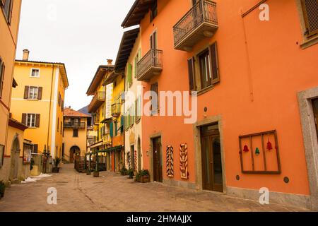 Eine ruhige Straße zur Weihnachtszeit im Dorf Pieve Di Ledro in der Nähe von Riva del Garda in der Region Trentino-Südtirol in Italien Stockfoto