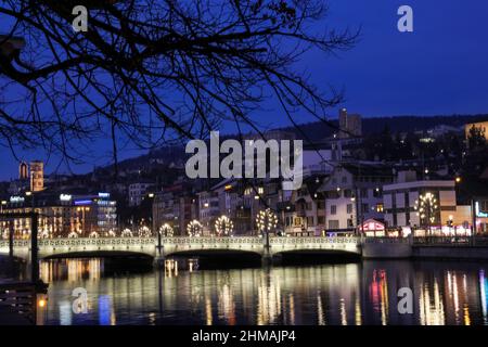 ZÜRICH, SCHWEIZ, 13. DEZEMBER 2015: Zürichnacht am Ufer der Limmat zur Weihnachtszeit Stockfoto