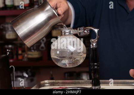 Klassische Kaffeemaschine mit Vakuum-Siphon. Nahaufnahme. Stockfoto