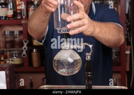 Klassische Kaffeemaschine mit Vakuum-Siphon. Nahaufnahme. Stockfoto