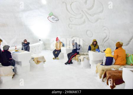 Gulmarg, Indien. 08th. Februar 2022. Besucher im Café gesehen. Im berühmten Skigebiet Gulmarg in Jammu und Kaschmir ist ein Iglu-Café, das angeblich das größte der Welt ist, aufgekommen. Mit einer Höhe von 37,5 Fuß und einem Durchmesser von 44,5 Fuß behauptete Wasim, der Schöpfer des Igloos, es sei das größte Café dieser Art der Welt. Es habe 64 Tage gedauert, bis 25 Mitarbeiter Tag und Nacht gearbeitet haben, sagte Herr Wasim und fügte hinzu, dass es 1.700 Manntage gedauert habe, bis das Projekt abgeschlossen sei. Kredit: SOPA Images Limited/Alamy Live Nachrichten Stockfoto