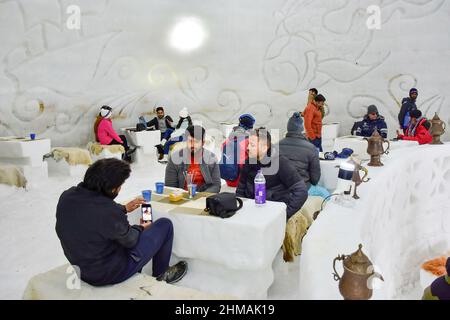 Gulmarg, Indien. 08th. Februar 2022. Besucher werden im Café gesehen. Im berühmten Skigebiet Gulmarg in Jammu und Kaschmir ist ein Iglu-Café, das angeblich das größte der Welt ist, aufgekommen. Mit einer Höhe von 37,5 Fuß und einem Durchmesser von 44,5 Fuß behauptete Wasim, der Schöpfer des Igloos, es sei das größte Café dieser Art der Welt. Es habe 64 Tage gedauert, bis 25 Mitarbeiter Tag und Nacht gearbeitet haben, sagte Herr Wasim und fügte hinzu, dass es 1.700 Manntage gedauert habe, bis das Projekt abgeschlossen sei. Kredit: SOPA Images Limited/Alamy Live Nachrichten Stockfoto