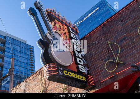 Nashville, Tennessee - 10. Januar 2022: Legends Corner Neon-Schild an der Broadway Avenue, berühmt für Live-Country-Musik Stockfoto