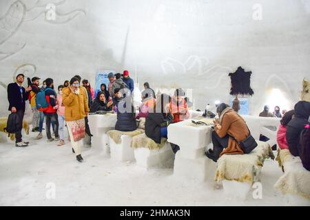 Gulmarg, Indien. 08th. Februar 2022. Besucher im Café gesehen. Im berühmten Skigebiet Gulmarg in Jammu und Kaschmir ist ein Iglu-Café, das angeblich das größte der Welt ist, aufgekommen. Mit einer Höhe von 37,5 Fuß und einem Durchmesser von 44,5 Fuß behauptete Wasim, der Schöpfer des Igloos, es sei das größte Café dieser Art der Welt. Es habe 64 Tage gedauert, bis 25 Mitarbeiter Tag und Nacht gearbeitet haben, sagte Herr Wasim und fügte hinzu, dass es 1.700 Manntage gedauert habe, bis das Projekt abgeschlossen sei. Kredit: SOPA Images Limited/Alamy Live Nachrichten Stockfoto