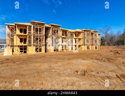 Horizontale Aufnahme eines neuen Mehrfamilienhauses im Bau. Stockfoto