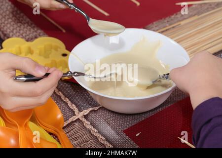 Der Prozess der Herstellung von Pralinen auf Stöcken. Master Class. Nahaufnahme. Stockfoto