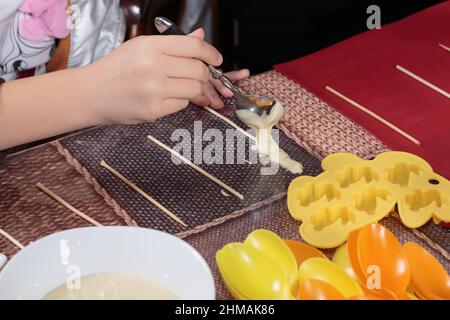 Der Prozess der Herstellung von Pralinen auf Stöcken. Master Class. Nahaufnahme. Stockfoto