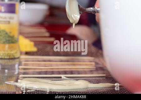 Der Prozess der Herstellung von Pralinen auf Stöcken. Master Class. Nahaufnahme. Stockfoto