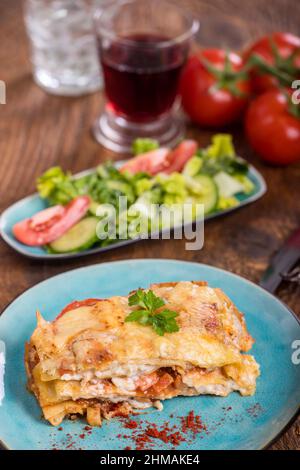 Nahaufnahme einer Portion Lasagne Stockfoto