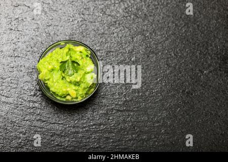 Kleine Portion Guacamole auf Schiefer Stockfoto