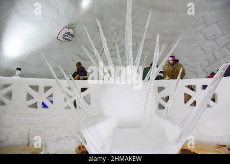 Gulmarg, Indien. 08th. Februar 2022. Besucher im Café gesehen. Im berühmten Skigebiet Gulmarg in Jammu und Kaschmir ist ein Iglu-Café, das angeblich das größte der Welt ist, aufgekommen. Mit einer Höhe von 37,5 Fuß und einem Durchmesser von 44,5 Fuß behauptete Wasim, der Schöpfer des Igloos, es sei das größte Café dieser Art der Welt. Es habe 64 Tage gedauert, bis 25 Mitarbeiter Tag und Nacht gearbeitet haben, sagte Herr Wasim und fügte hinzu, dass es 1.700 Manntage gedauert habe, bis das Projekt abgeschlossen sei. (Foto von Saqib Majeed/SOPA Images/Sipa USA) Quelle: SIPA USA/Alamy Live News Stockfoto