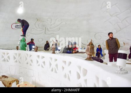 Gulmarg, Indien. 08th. Februar 2022. Besucher im Café gesehen. Im berühmten Skigebiet Gulmarg in Jammu und Kaschmir ist ein Iglu-Café, das angeblich das größte der Welt ist, aufgekommen. Mit einer Höhe von 37,5 Fuß und einem Durchmesser von 44,5 Fuß behauptete Wasim, der Schöpfer des Igloos, es sei das größte Café dieser Art der Welt. Es habe 64 Tage gedauert, bis 25 Mitarbeiter Tag und Nacht gearbeitet haben, sagte Herr Wasim und fügte hinzu, dass es 1.700 Manntage gedauert habe, bis das Projekt abgeschlossen sei. (Foto von Saqib Majeed/SOPA Images/Sipa USA) Quelle: SIPA USA/Alamy Live News Stockfoto