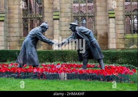 All Together Now, eine vom Bildhauer Andy Edwards entworfene Statue, die in der bombardierten Liverpooler Kirche ausgestellt ist. Stockfoto