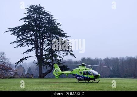 Die Great Western Air Ambulance mit Sitz in Bristol am Boden des Ashton Court Estate. Der Krankenwagen ist ein Airbus eurocopter, der als Helimed bekannt ist Stockfoto