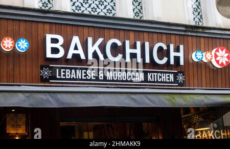 Schild über dem Eingang zu Bakchich Libanese & Moroccan Kitchen in der Bold Street im Stadtzentrum von Liverpool Stockfoto