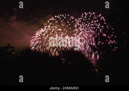 BUDAPEST, UNGARN - 20. AUGUST: Mit Feuerwerk über der Donau beenden die Feierlichkeiten des jährlichen Verfassungsfeiertags von Ungarn am 20. August 2018 in Stockfoto