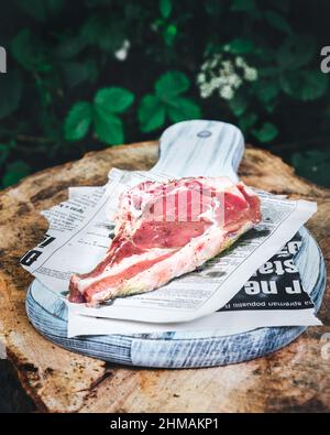 Auswahl an mittelseltenen Steaks, geschnitten mit Messer mit Kartoffelkeilen als Beilage. Kochen im Freien, und tolle Schnitte von Sirloin, Filet. Grill Stockfoto