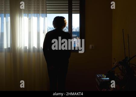 Frankreich, am 08. Februar 2022. Eine Bewohnerin eines Altenheims blickt aus ihrem Fenster auf die Stadt. Das Leben in EHPAD (Wohnstätte für abhängige ältere Menschen), Bilder von Illustrationen von Einrichtungen der Altersheim, Altersheim. Une residente d'un EHPAD a sa fenetre regarde la ville a l exterieur. La vie en EHPAD, Bilder d Illustrationen d etablissements d Hebergements pour Personnes agees, maison de retraite. Foto von Patricia Huchot-Boissier /ABACAPRESS.COM Stockfoto