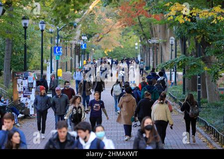 Studenten und Besucher zu Fuß auf Locust Walk in University of Pennsylvania.Philadelphia.Pennsylvania.USA Stockfoto