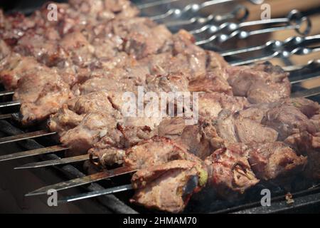 Marinierte schaschlik Vorbereitung auf einem Grill über Kohle. Schaschlik oder Shish Kebab populär in Osteuropa. (Shashlyk aufgespießt Fleisch) war Ursprung Stockfoto