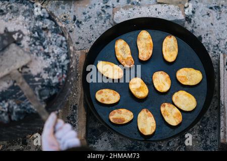 Auswahl an mittelseltenen Steaks, geschnitten mit Messer mit Kartoffelkeilen als Beilage. Kochen im Freien, und tolle Schnitte von Sirloin, Filet. Grill Stockfoto