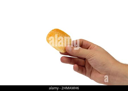 Hand hält appetitliche Kartoffelchips. Er ist auf weißem Hintergrund isoliert. Nahaufnahme. Stockfoto