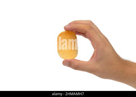 Hand hält appetitliche Kartoffelchips. Er ist auf weißem Hintergrund isoliert. Stockfoto