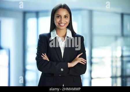 Ich bin so froh, dass ich diese Aufgabe erfüllen kann. Aufnahme einer jungen Geschäftsfrau in ihrem Büro. Stockfoto