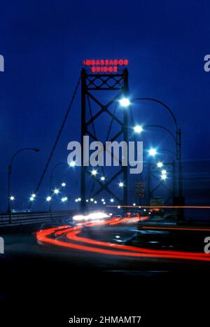 Ambassador Bridge, zwischen Detroit, Michigan und Windsor, Ontario, Kanada. Die Brücke überquert den Detroit River. Stockfoto