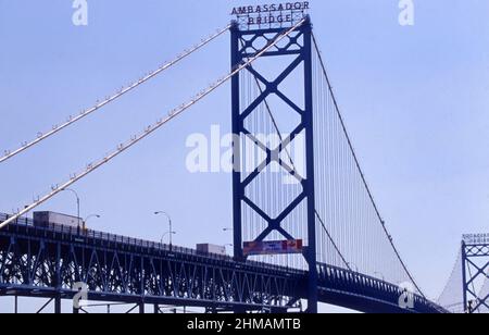 Ambassador Bridge, zwischen Detroit, Michigan und Windsor, Ontario, Kanada. Die Brücke überquert den Detroit River. Stockfoto