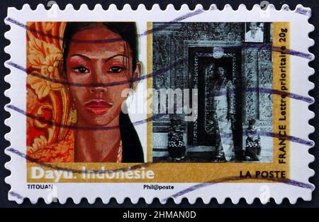 FRANKREICH - UM 2009: Eine in Frankreich gedruckte Briefmarke zeigt Dayu-Frau aus Indonesien, Gemälde von Titouan Lamazou, aus dem Büchlein Frauen aus der ganzen Welt Stockfoto