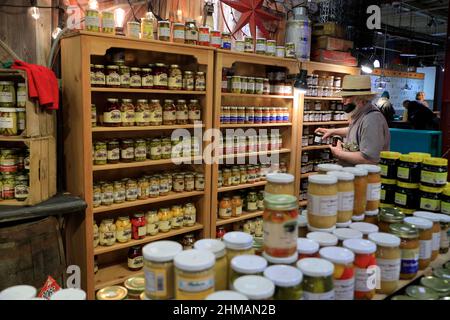 Ein Amish-Verkäufer betreut sein Geschäft am Reading Terminal Market, Philadelphia, Pennsylvania, USA Stockfoto