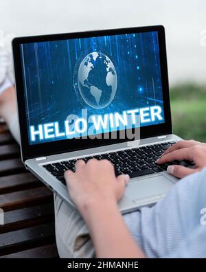 Konzeptionelle Bildunterschrift Hallo Winter. Geschäftsansatz Begrüßung zum Ende des Herbstes die kälteste Jahreszeit um den Dezember Laptop ruht auf der Runde der Frau Stockfoto