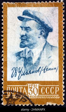 RUSSLAND - UM 1961: Eine in Russland gedruckte Briefmarke zeigt das Porträt Lenins, des Revolutionärs und Politikers, um 1961 Stockfoto