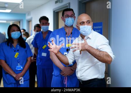 Gesundheitsminister Sajid Javid (rechts) bei einem Besuch im Mile End Diagnostics Center im Osten Londons, als er Pläne ausarbeitet, um den riesigen, durch die Pandemie verursachten Versorgungsstau im Gesundheitsbereich zu bewältigen. Bilddatum: Dienstag, 8. Februar 2022. Stockfoto