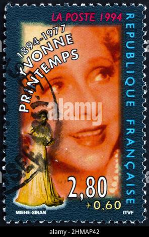 FRANKREICH - UM 1994: Eine in Frankreich gedruckte Briefmarke zeigt Yvonne Printemps, (1894-1977), französische Sängerin und Schauspielerin, Bühnen- und Leinwandpersönlichkeit, um 199 Stockfoto