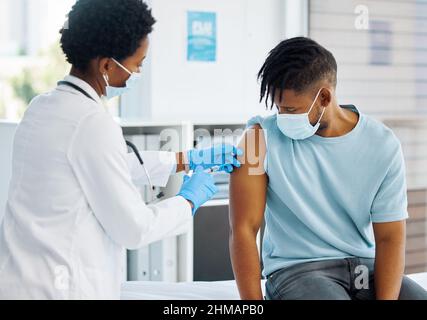 Dieser Impfstoff wird bald eingesetzt. Aufnahme eines Arztes, der ihrer Patientin eine Injektion gab. Stockfoto