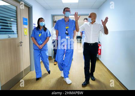 Gesundheitsminister Sajid Javid (rechts) bei einem Besuch im Mile End Diagnostics Center im Osten Londons, als er Pläne ausarbeitet, um den riesigen, durch die Pandemie verursachten Versorgungsstau im Gesundheitsbereich zu bewältigen. Bilddatum: Dienstag, 8. Februar 2022. Stockfoto