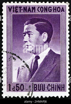 VIETNAM - UM 1956: Eine in Vietnam gedruckte Briefmarke zeigt NGO Dinh Diem, Präsident von Südvietnam (1955-63), um 1956 Stockfoto