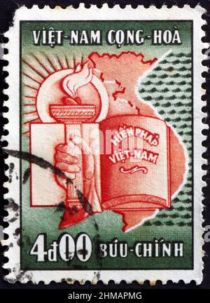 VIETNAM - UM 1957: Eine in Vietnam gedruckte Marke zeigt Fackel, Karte und Verfassung, 2nd. Jahrestag der Republik Südvietnam, um 1957 Stockfoto