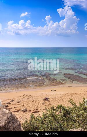 Die schönsten Strände Italiens: Der Dünenpark Campomarino in Apulien, Italien.das Schutzgebiet erstreckt sich entlang der gesamten Küste der Stadt Maruggio. Stockfoto