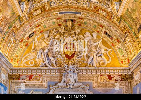 Das Wappen von Papst Gregor XIII. An der Decke des Musei Vaticani von Rom, Italien. Stockfoto